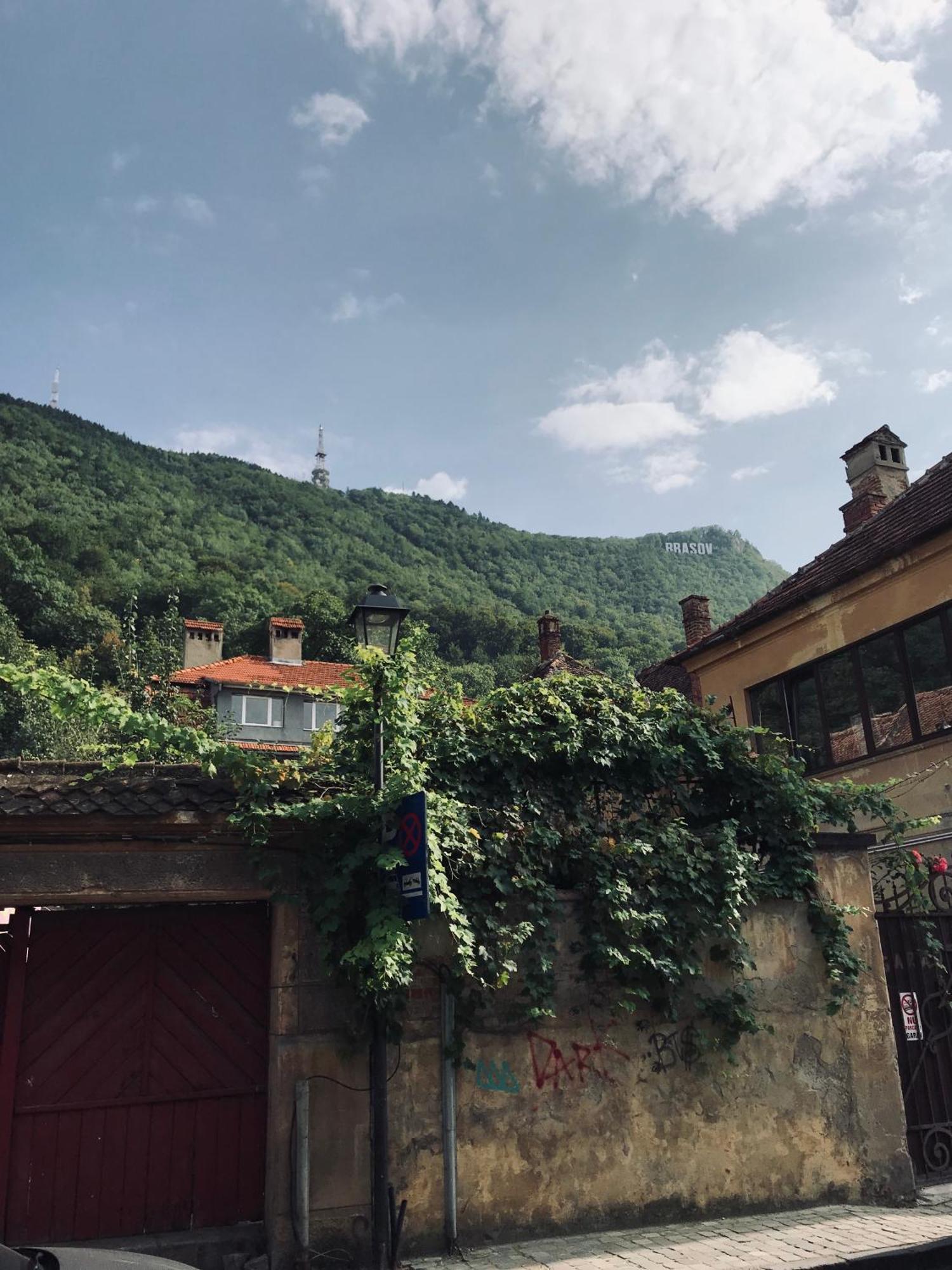 Gorgeous Brasov Flat With Patio And Mountain Views Apartment Luaran gambar