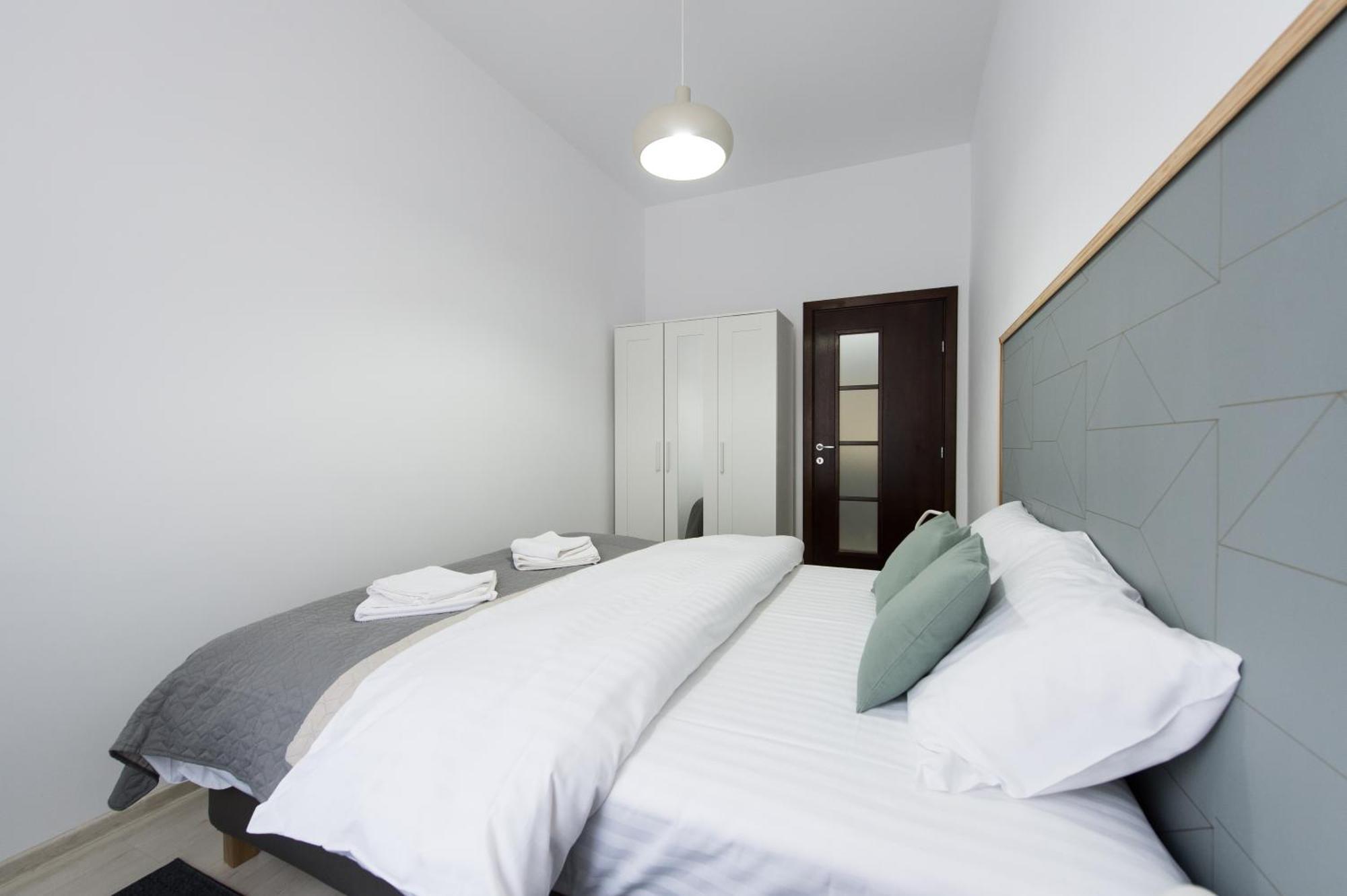 Gorgeous Brasov Flat With Patio And Mountain Views Apartment Luaran gambar
