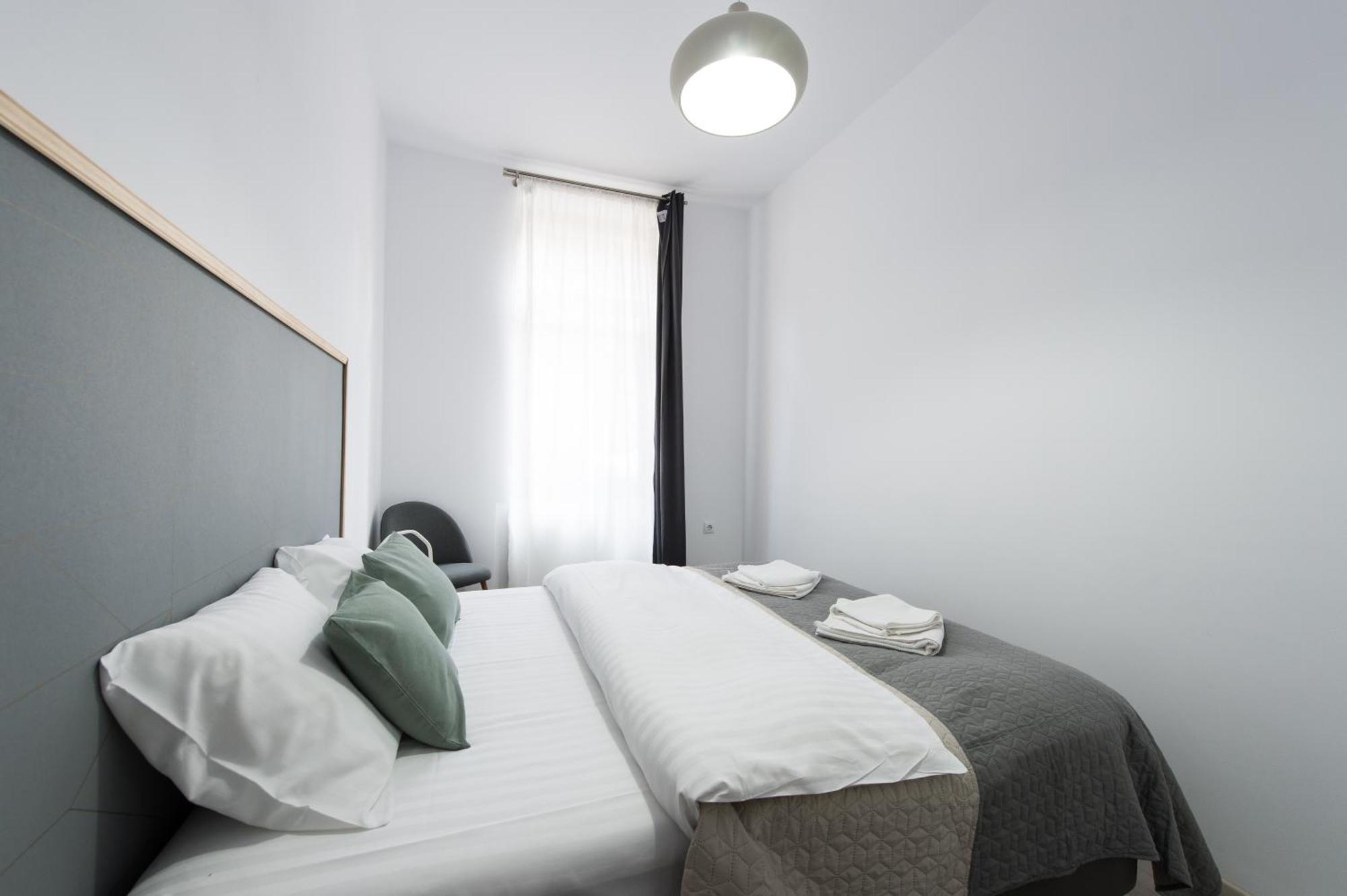 Gorgeous Brasov Flat With Patio And Mountain Views Apartment Luaran gambar