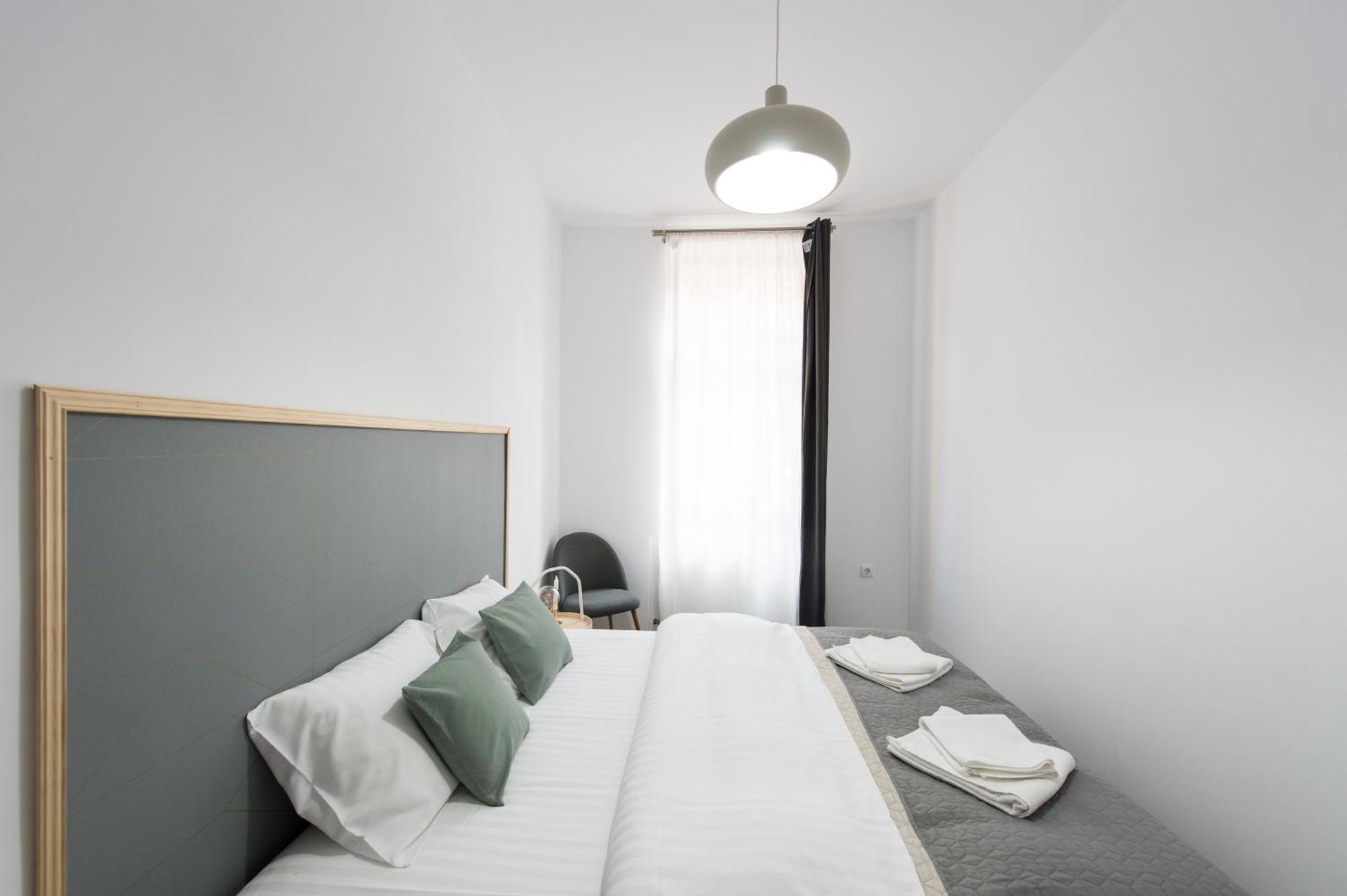 Gorgeous Brasov Flat With Patio And Mountain Views Apartment Luaran gambar