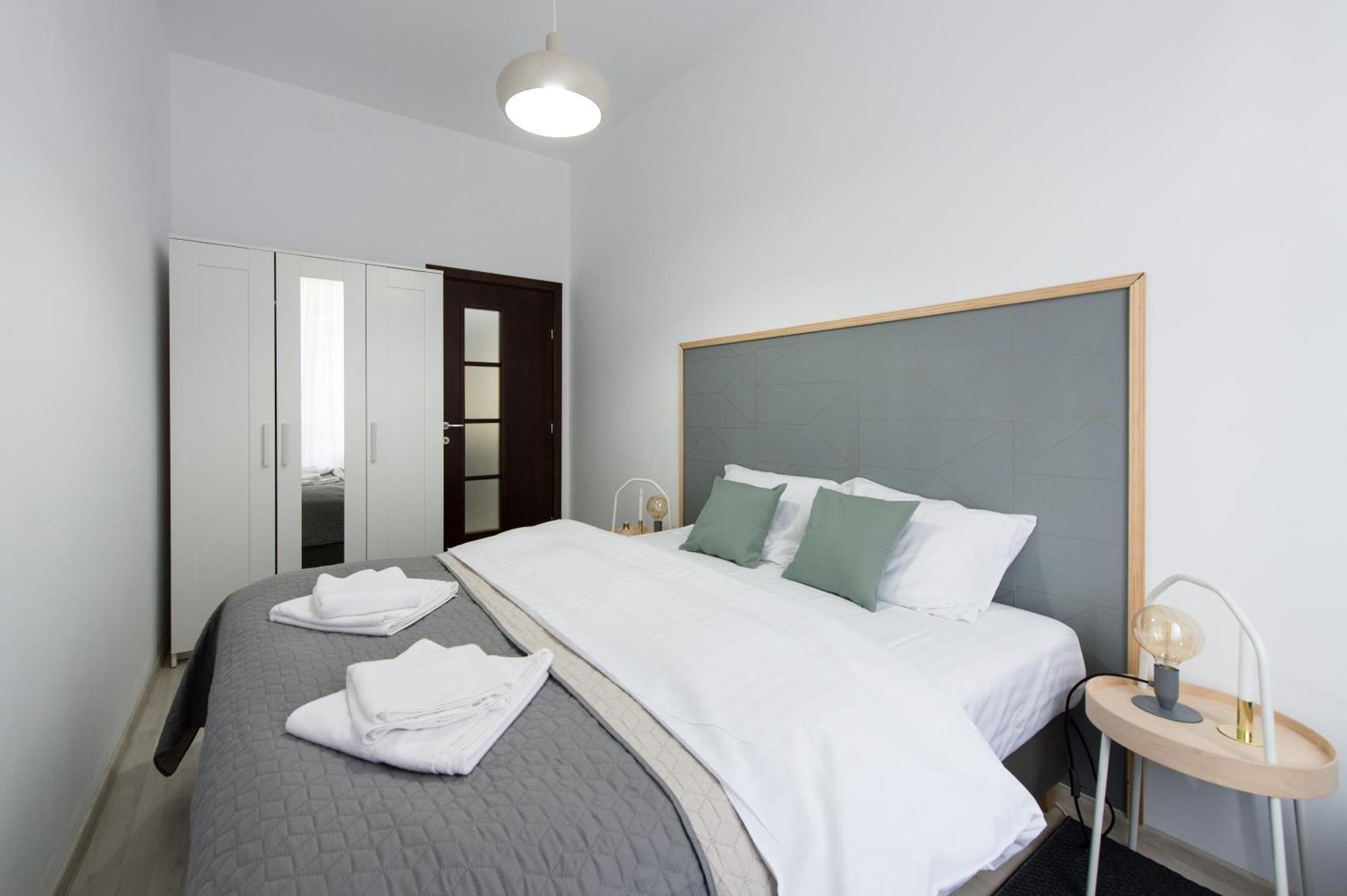 Gorgeous Brasov Flat With Patio And Mountain Views Apartment Luaran gambar