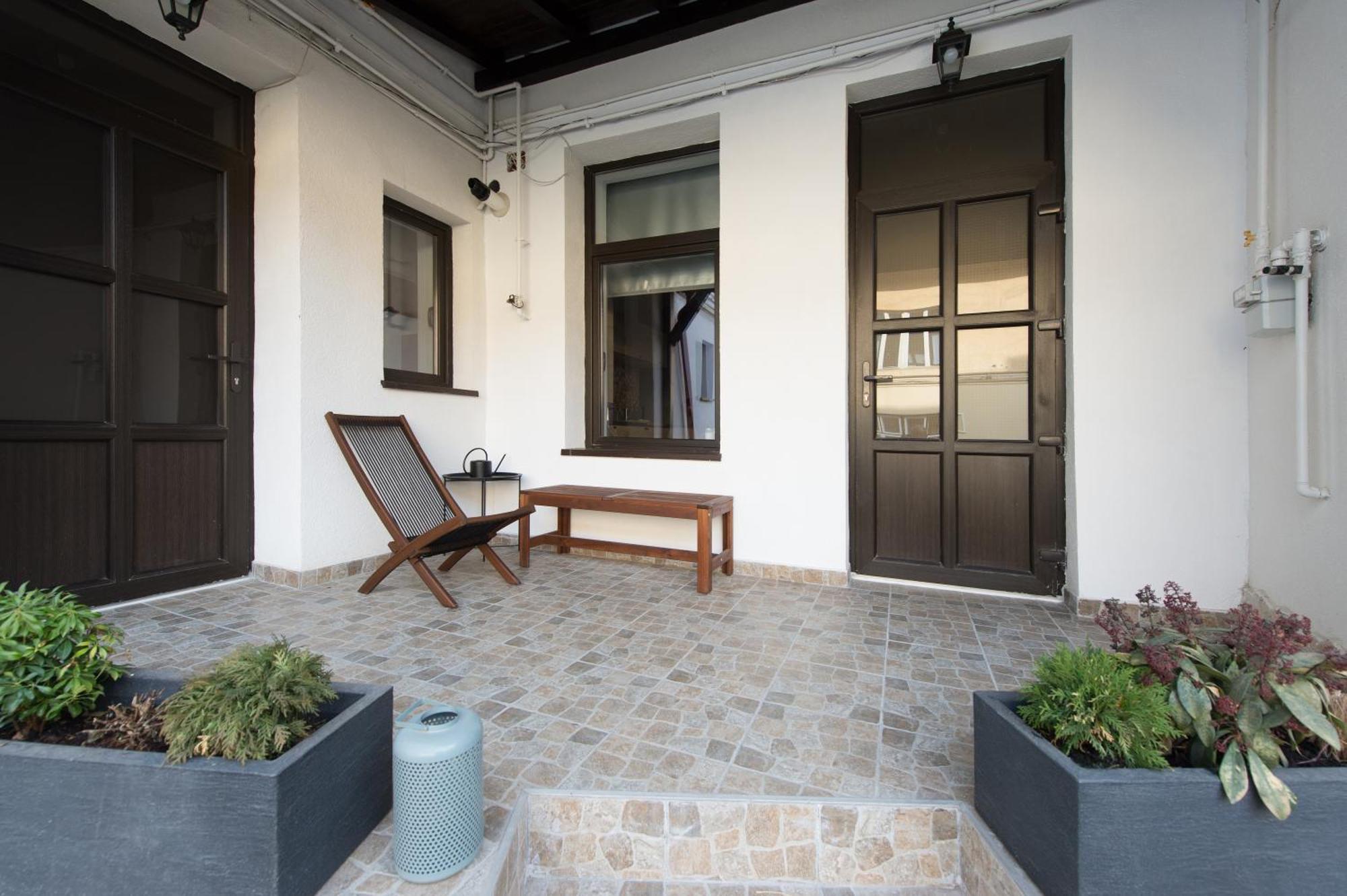 Gorgeous Brasov Flat With Patio And Mountain Views Apartment Luaran gambar