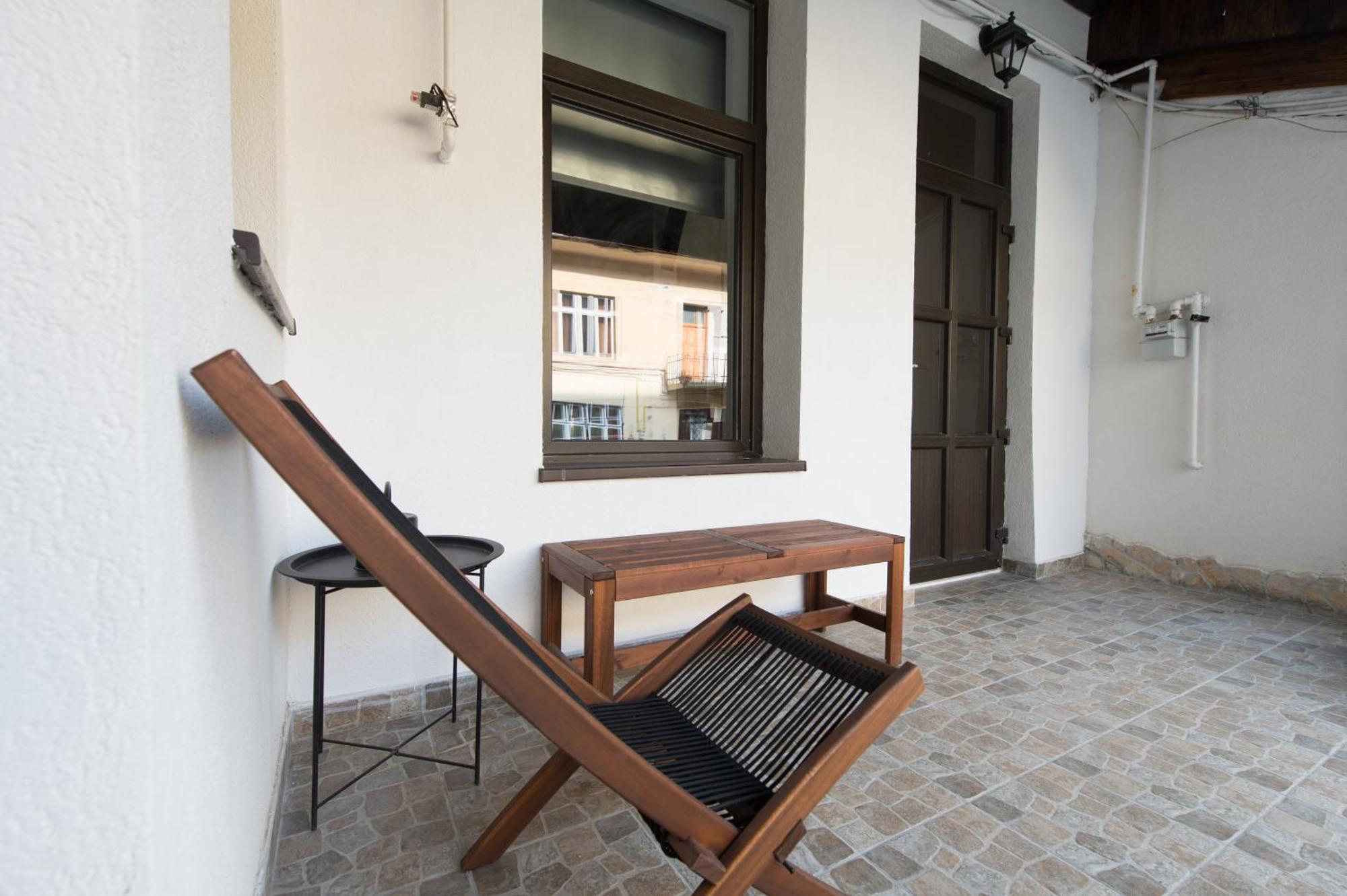 Gorgeous Brasov Flat With Patio And Mountain Views Apartment Luaran gambar