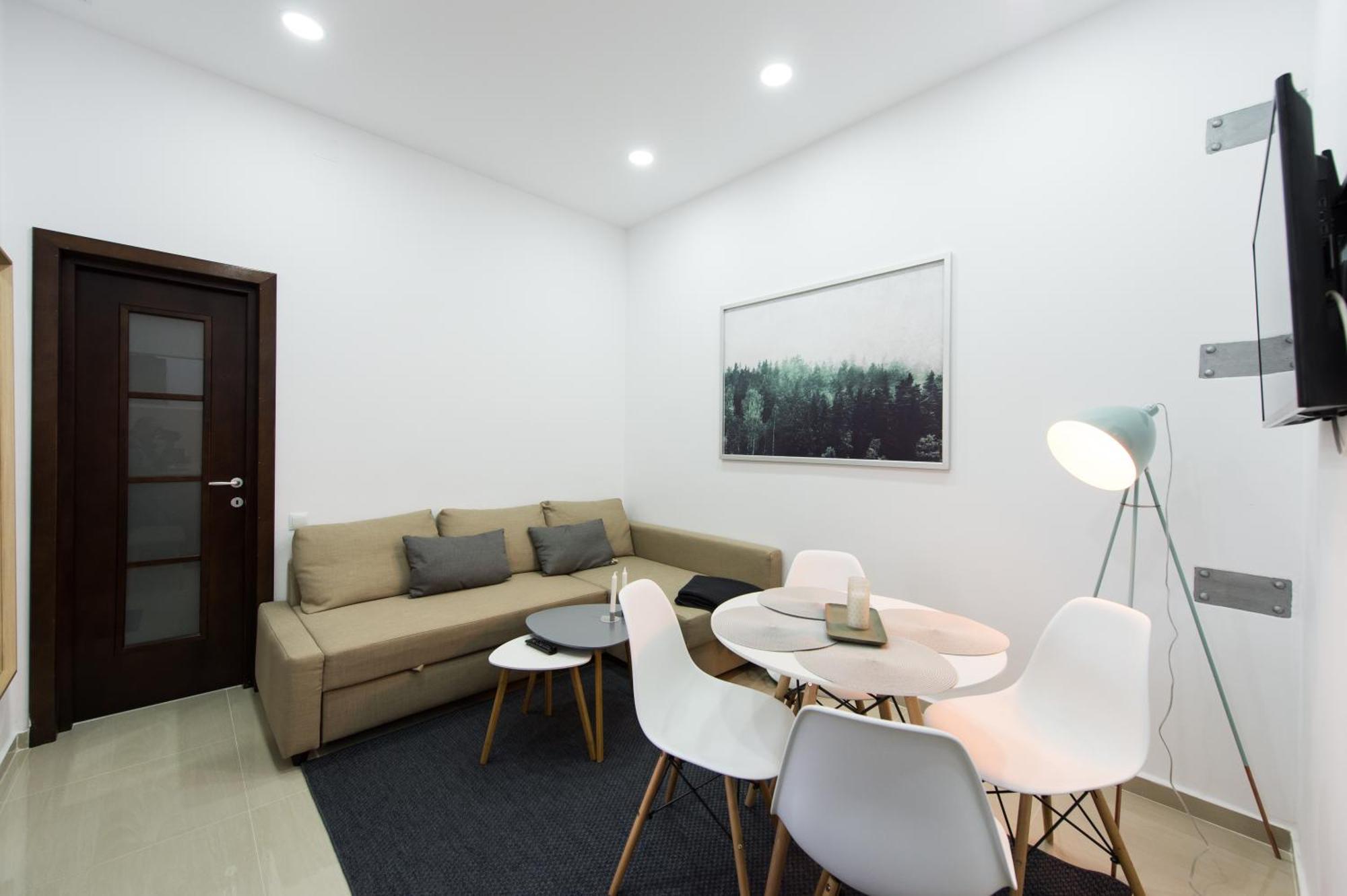 Gorgeous Brasov Flat With Patio And Mountain Views Apartment Luaran gambar
