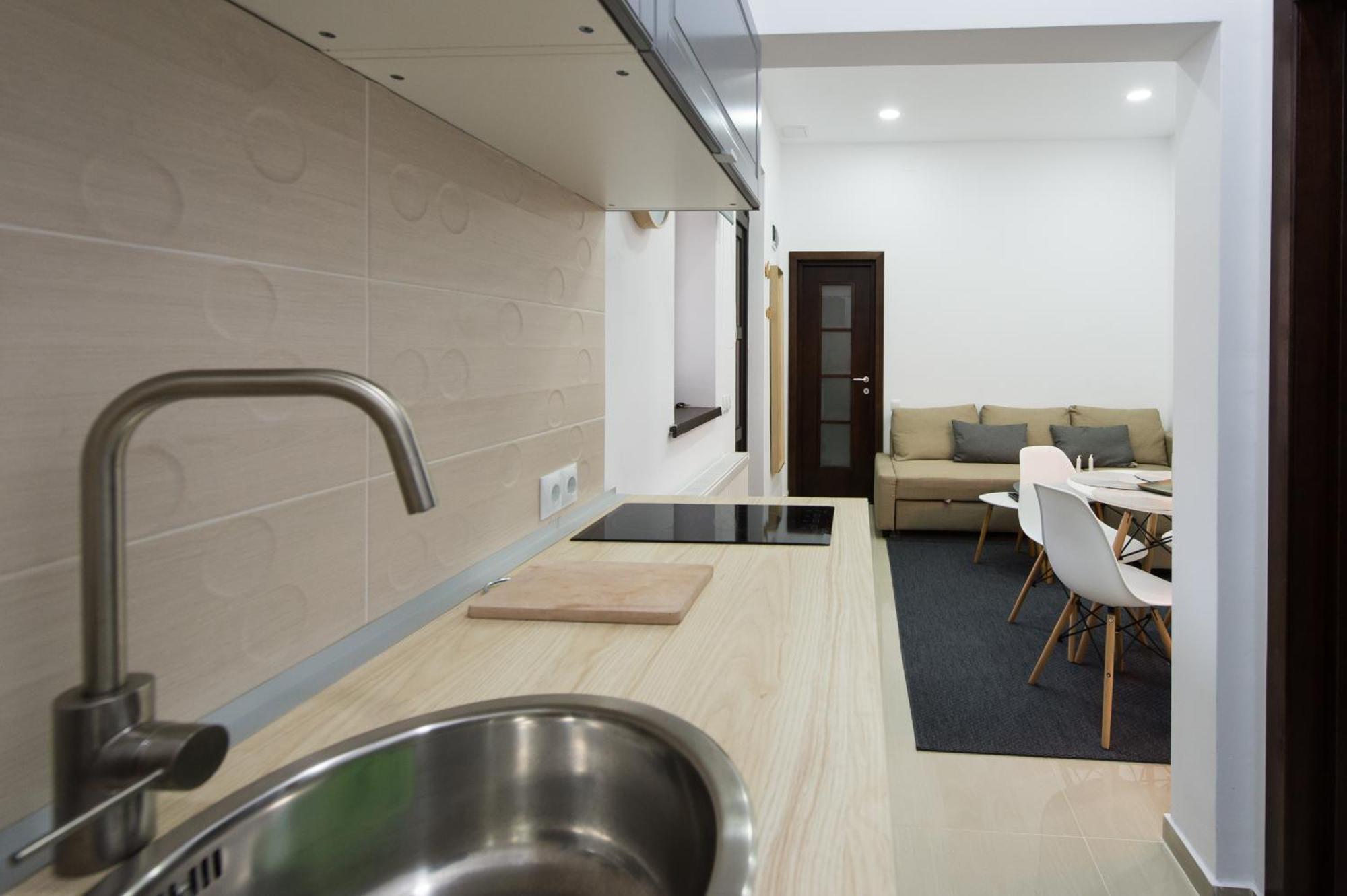 Gorgeous Brasov Flat With Patio And Mountain Views Apartment Luaran gambar