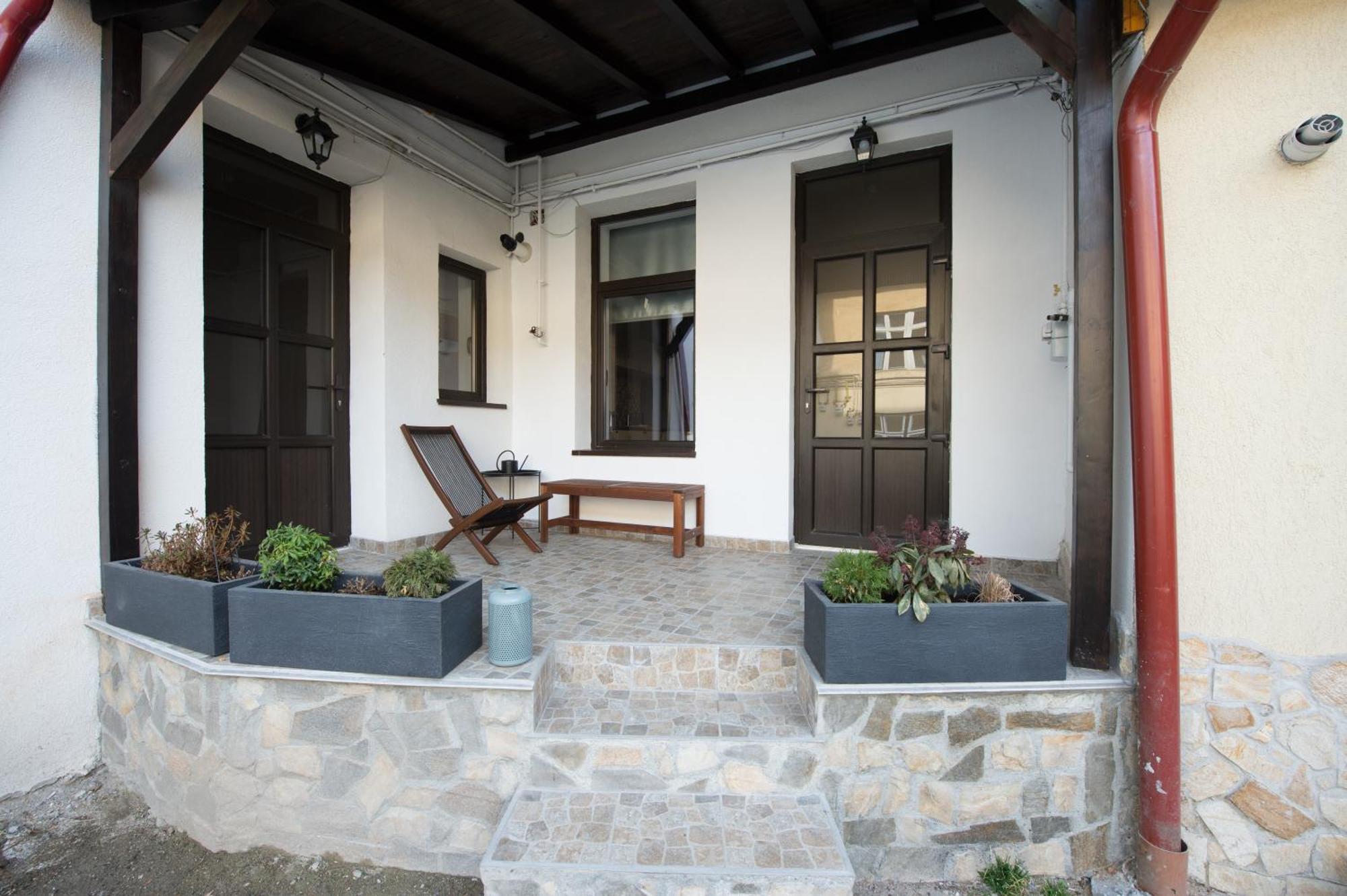Gorgeous Brasov Flat With Patio And Mountain Views Apartment Luaran gambar